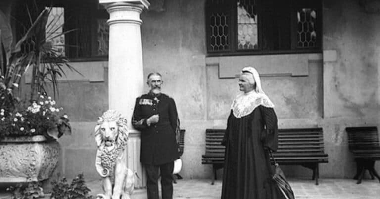 Regele Carol I trage cu pușca la bâlci