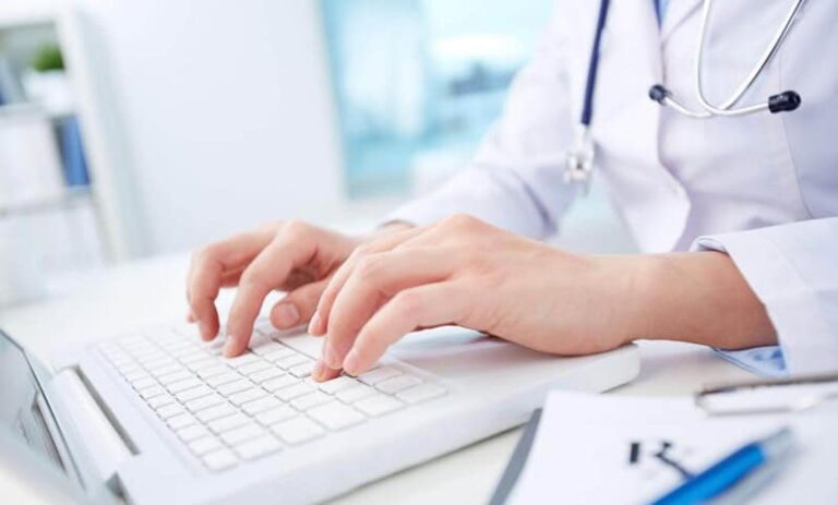 Serviciile medicale vor fi validate prin SMS – nu vor mai fi posibile consultațiile și rețete fictive, pacientul primește pe telefon mesaj după fiecare folosire a datelor sale