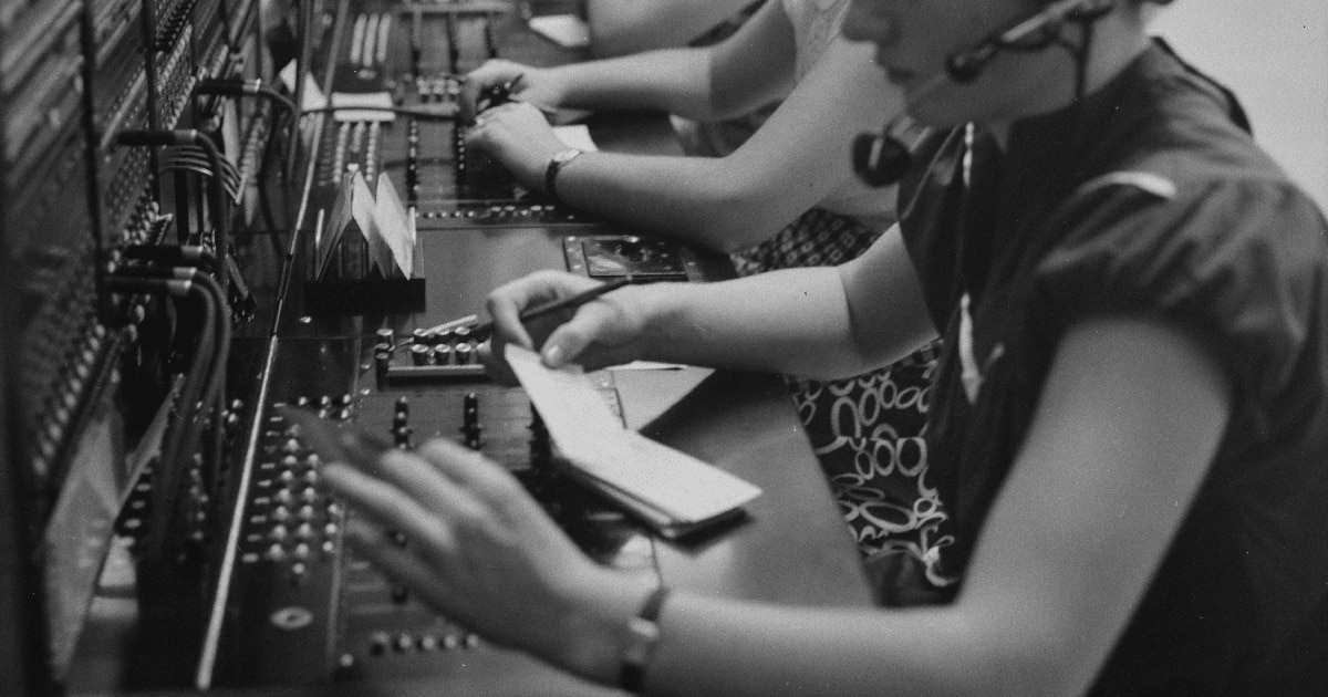 Vocea invizibilă a epocii de aur: meseria feminină care comanda liniile României, azi complet dispărută