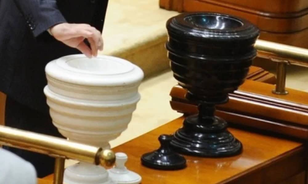 Pachetul măsurilor fiscale merge mai departe – moțiunea de cenzură a picat la vot. Premierul: „Acest Guvern va pleca mai devreme sau mai târziu, dar ne vom face datoria”