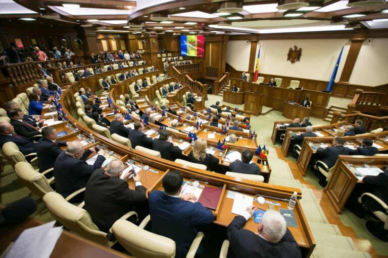 Republica Moldova, cu 2 luni înaintea unor alegeri cruciale: Partidul Maiei Sandu conduce în sondaje – Presiunea Rusiei crește – aderarea la UE e susținută de majoritatea populației. Ecuația de peste Prut