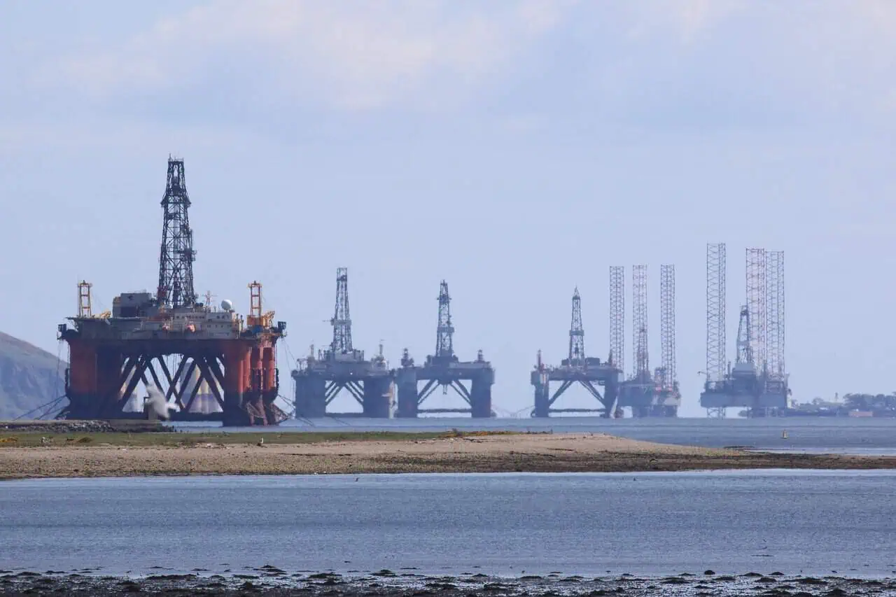 Discuțiile zgomotoase despre atingerea cât mai rapidă a obiectivului emisii zero net ascund boom-ul petrolier aflat în plină desfășurare la nivel global