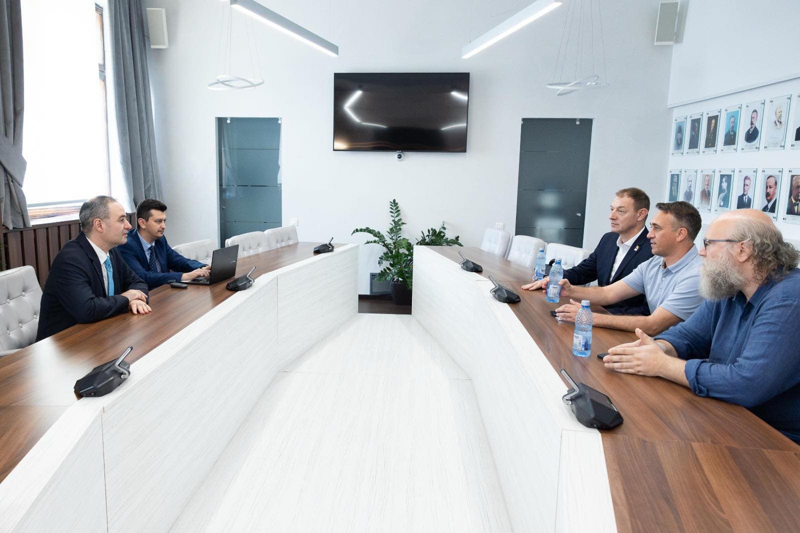 Ministrul Finanțelor: ”Am reluat discuțiile cu UiPath. În trecut au propus soluții avansate de digitalizare, dar ele fie nu au fost folosite, fie au fost folosite parțial”