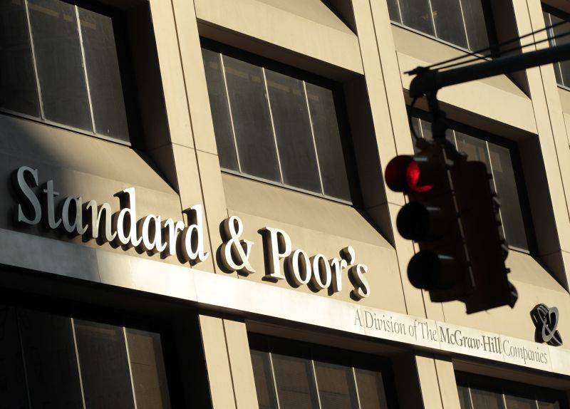S&P menține rating-ul României: Deficitul va scădea la 7,7% din PIB – inflația va crește la 9% – economia va decelera la 0,3% – Rotativa din 2027 creează incertitudini