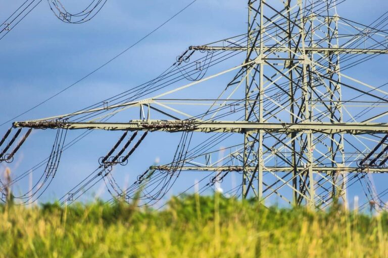 Marile companii tech sunt mai „însetate” de energie, decât poate ține pasul rețeaua electrică îmbătrânită a Americii. Competiția energetică cu Asia-Pacific