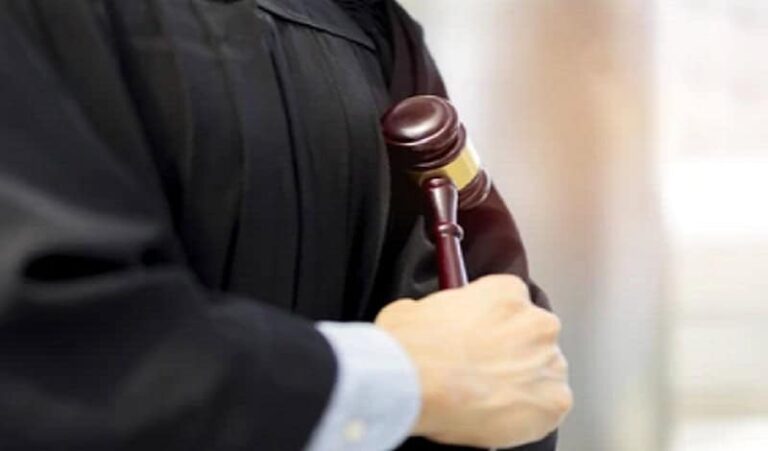 Legea pensiilor speciale – proiectul oficial: Pensionare la vârsta standard – vechime minimă de 35 de ani – pensia netă, limitată la 70% din venitul net al ultimei luni de activitate / Judecătorii CCR, exceptaţi