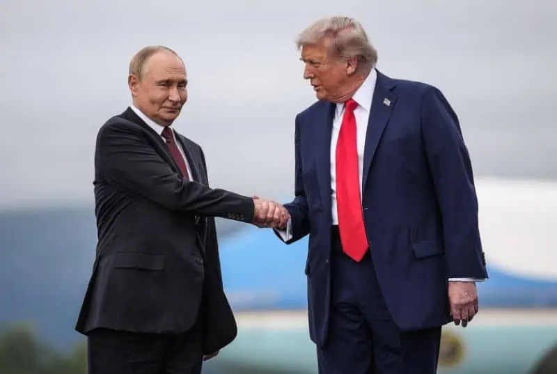 Summitul Trump-Putin din Alaska – 3 ore de discuții fără niciun anunț concret – mult mai scurt decât fusese programat: au lipsit discuțiile în format extins și prânzul de lucru. Cei doi lideri, evazivi în timpul conferinței de presă
