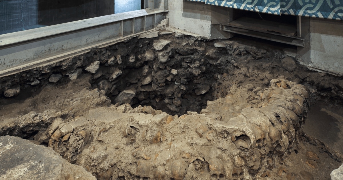 Turnul de cranii al aztecilor – mărturie a unei civilizații fascinante și a ritualurilor ei sângeroase