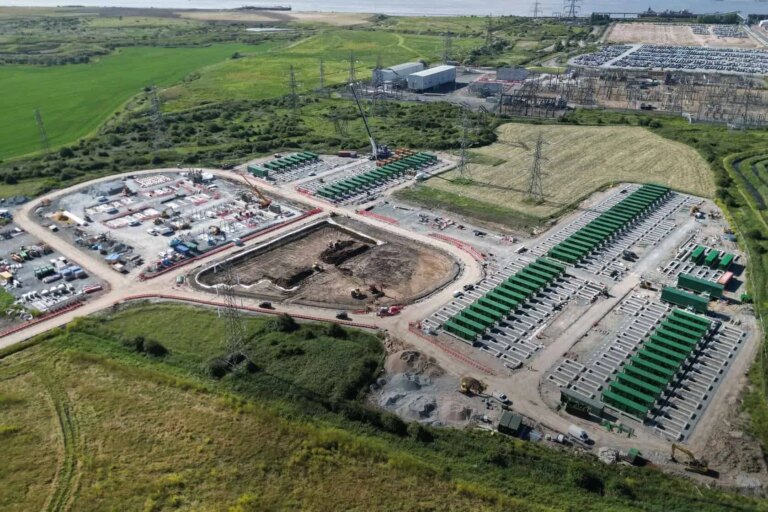 Tranziția energetică la nivel global cere investiții de 1200 de mld. dolari până în 2034 în instalații de stocare în baterii. Cum procedează lumea