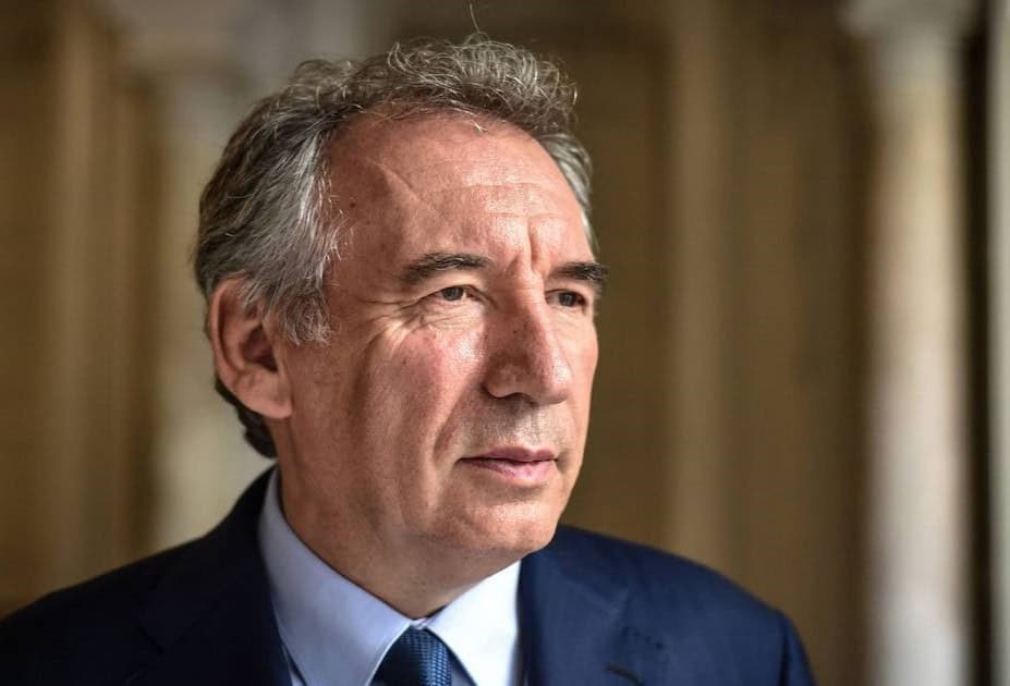 WSJ: Franța ajunge la un nivel de disfuncționalitate fiscală fără precedent și riscă să rămână fără guvern. Cauzele crizei