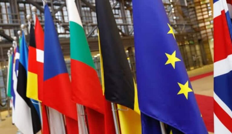 Mai puţin de jumătate din români au o imagine pozitivă despre UE, dar 67% spun că țara a avut beneficii din apartenența la blocul comunitar. Rezultatele percepției la nivelul statelor UE – eurobarometru