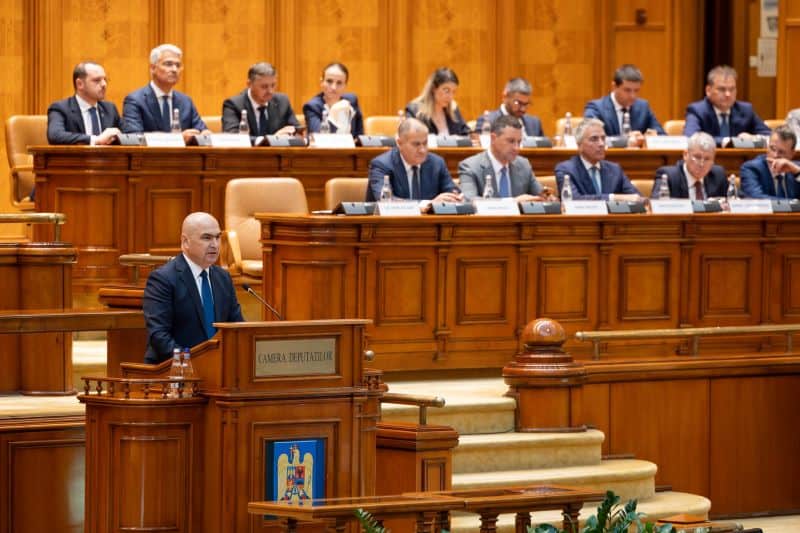Patru moțiuni de cenzură – dezbătute și votate, astăzi, în Parlament. Opoziției îi lipsesc peste 100 de voturi pentru a demite Guvernul Bolojan