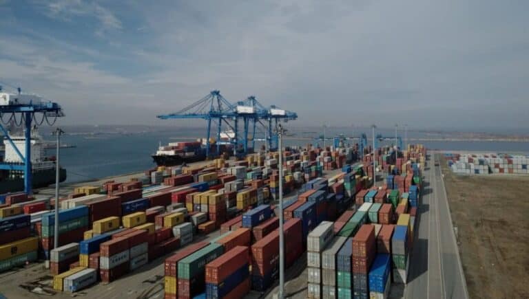 Scade viteza de creștere a deficitului comercial: Deprecierea leului a ajutat exporturile și a scumpit importurile