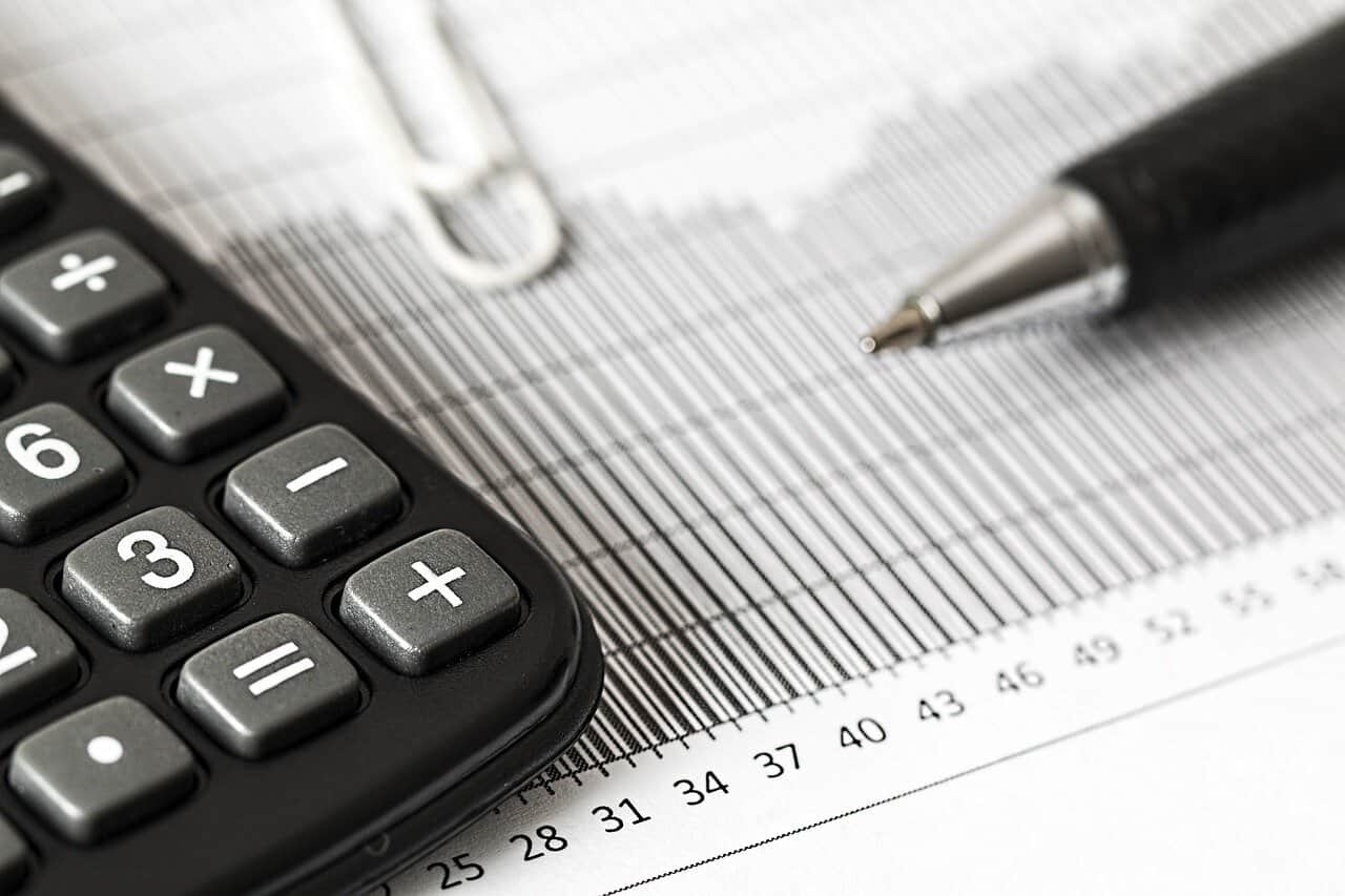 Cifrele pe care va sta rectificarea: Comisia de Prognoză scade estimarea de creștere la 0,6%, de la 1,4%. În S1 am avut stagnare. Inflația mută pe minus salariul real. Explozie a numărului de șomeri