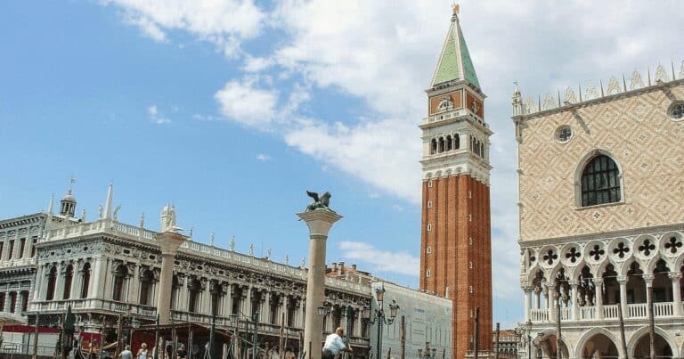 Care este originea statuii leului înaripat din Piața San Marco din Veneția?