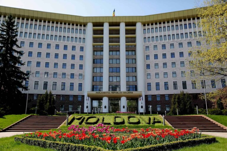Bloomberg / Planul lui Putin pentru deturnarea alegerilor din R. Moldova: de la dezinformare la organizarea de proteste violente după scrutinul de duminică