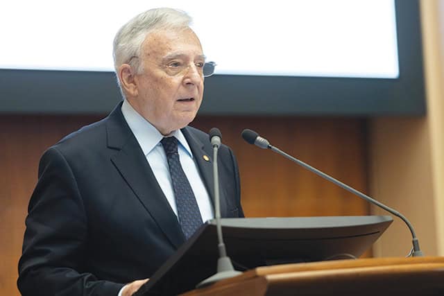 Mugur Isărescu, despre euro digital: Nu înlocuiește banii cash – Dacă nu avem sisteme clare de securitate cibernetică, ne blochează rușii plățile în trei zile