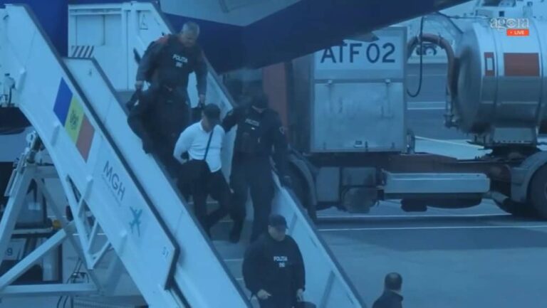 VIDEO / Oligarhul Vladimir Plahotniuc, adus la Chișinău în cătușe