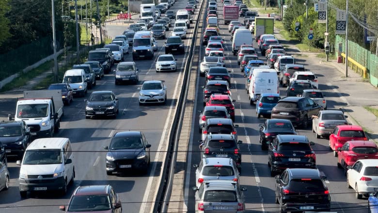 Cum a evoluat parcul auto românesc în ultimii 5 ani: Avans bun la mașinile cu motorizări alternative, dar… 80% s-ar încadra la programul Rabla. Situația pe țările UE