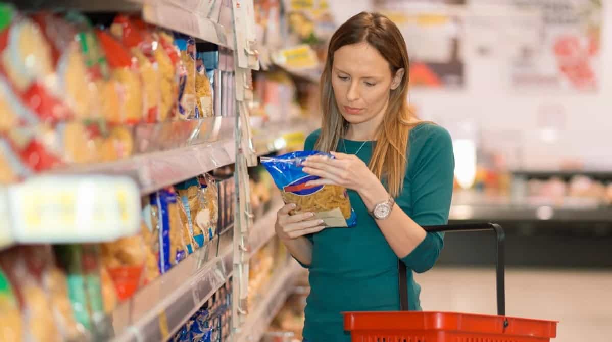 Consumul stagneză în toată Europa – populația preferă să economisească. România are cea mai mare scădere a consumului din UE