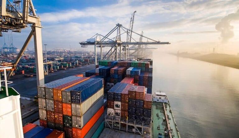 Cheltuielile AI ale Asiei majorează prognoza OMC privind comerțul global pentru 2025