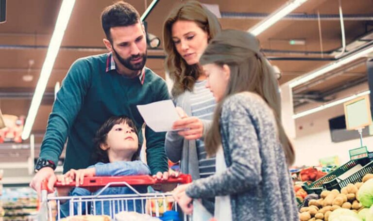 Coșul minim de consum pentru un trai decent per familie – 11.370 de lei, cu 8,8% mai mare decât în urmă cu 1 an; alimentele și locuința, cele mai mari contribuții la avans