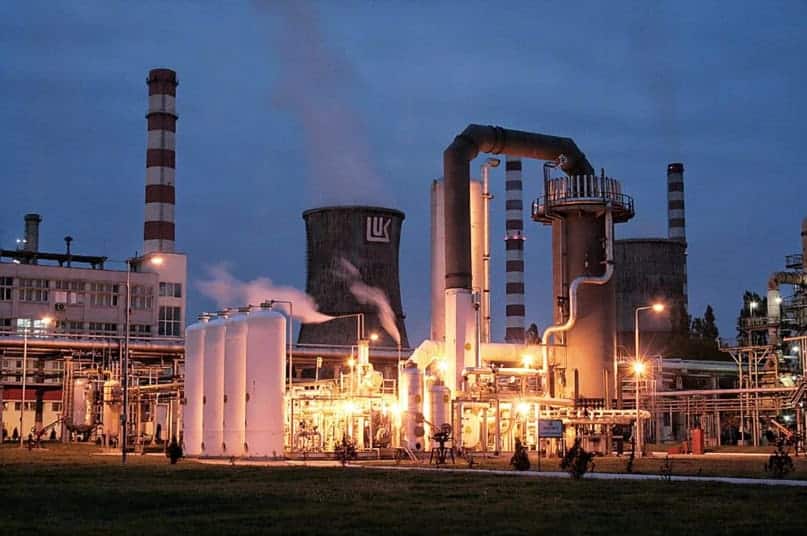 Lukoil își scoate la vânzare activele din afara Rusiei, după sancțiunile SUA. Ce se întâmplă cu rafinăria Petrotel și cele peste 300 de benzinării din România
