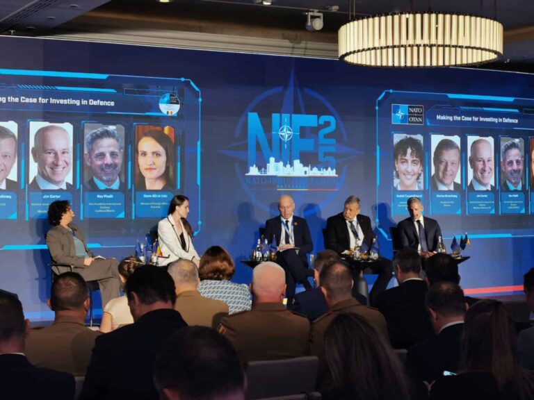 Ministrul român al Externelor: ”Vrem să ne concentrăm mai mult zona de inovații militare cu utilizare duală” / Șeful unei firme daneze: ”Investim de 40 de ori mai mult – Ne e frică că rămânem fără bani, trebuie să păstrăm și pentru R&D”