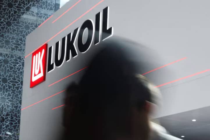 Grupul Carlyle, prezent și în România, interesat de activele externe ale Lukoil. Premierul Bolojan: Naționalizarea activelor românești, ultima opțiune