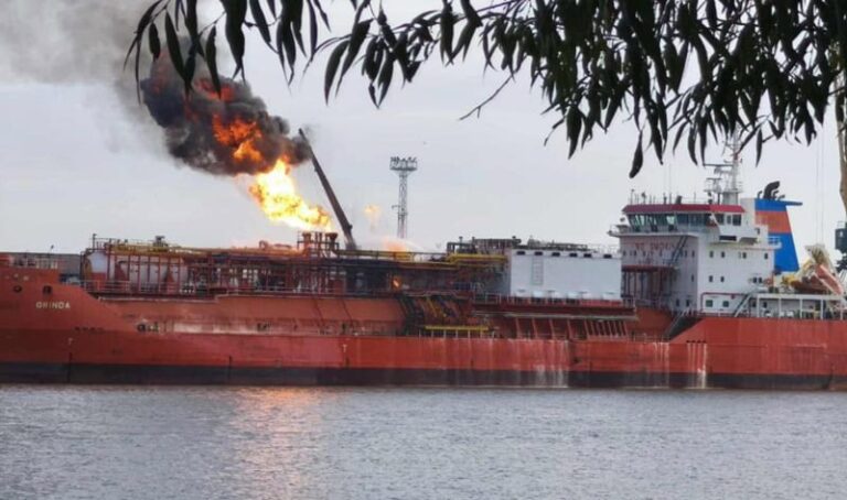 UPDATE / Evacuare a locuitorilor din Plauru și Ceatalchioi – o dronă rusească a lovit o navă încărcată cu GPL pe granița cu Ucraina și a luat foc