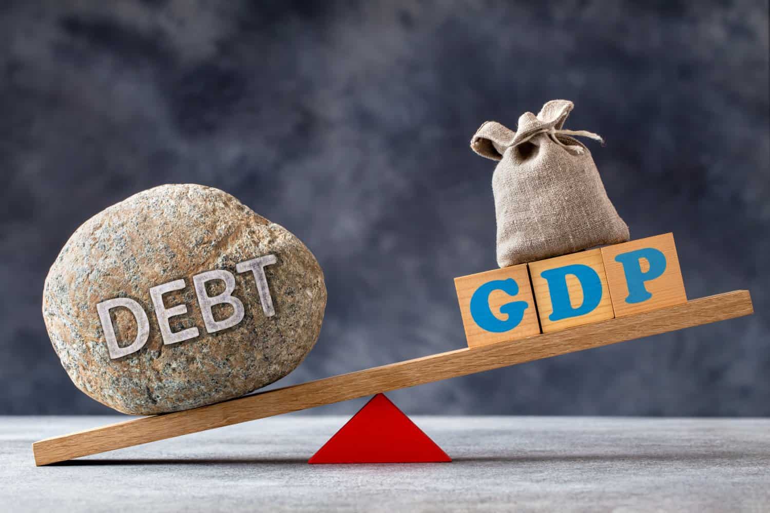 Datoria României – creșterea economică nu o mai poate ține sub control, se alimentează singură din dobânzi – ne mai bazăm pe inflație. Sfaturile FMI pentru oprirea bulgărelui