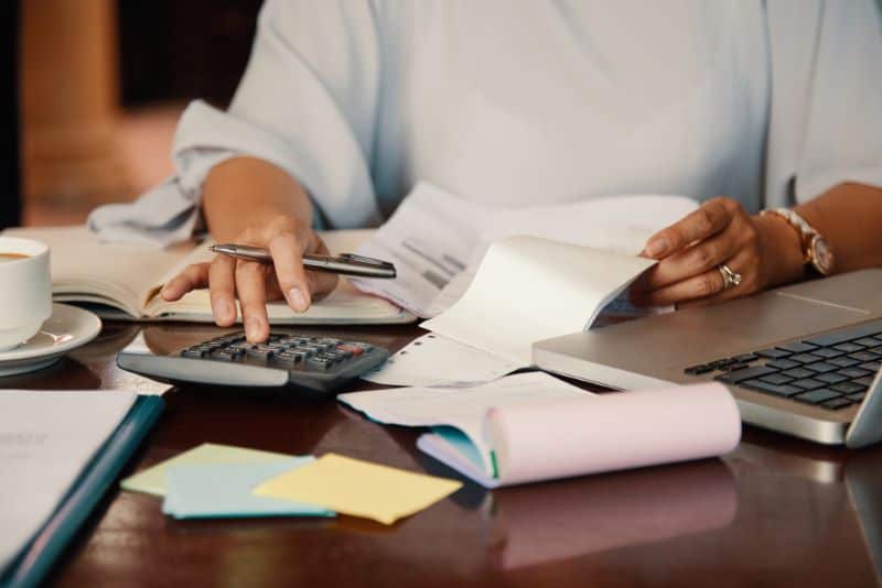 Cum se împart banii pe drumul de la producătorul de energie la consumatorul final. Doar 50% din sumă e marfa efectivă, restul sunt tarife, certificate verzi, taxe, accize, contribuții și mecanisme de sprijin