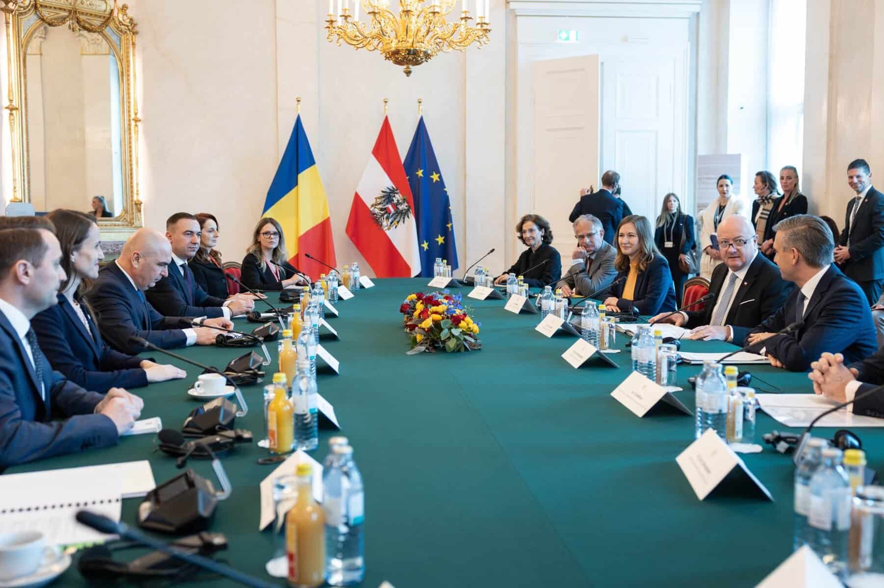 Video / Premierul Bolojan în Austria: Discuții privind rețelele de energie – România vrea ca Ungaria și Austria să investească în interconectarea rețelelor, ca energia ieftină din Vest să ajungă și la noi