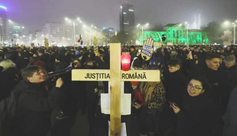 Revolta din justiție se extinde: Peste 800 procurori și judecători denunță corupția din sistem. Societatea civilă continuă protestele. Scandalul, relatatat pe larg în presa internațională