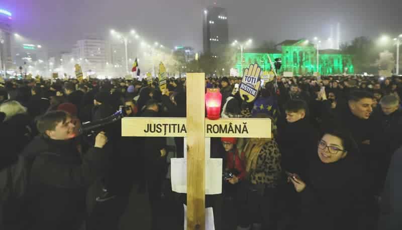 Revolta din justiție se extinde: Peste 800 procurori și judecători denunță corupția din sistem. Societatea civilă continuă protestele. Scandalul, relatatat pe larg în presa internațională