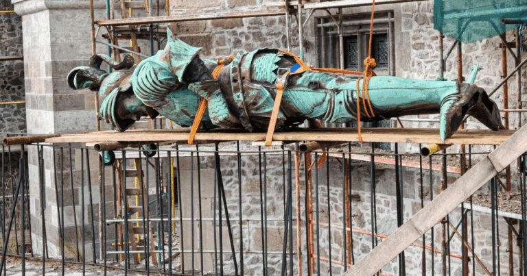 Descoperire surprinzătoare la Castelul Corvinilor: Documente ascunse sub talpa Cavalerului de pe acoperiș