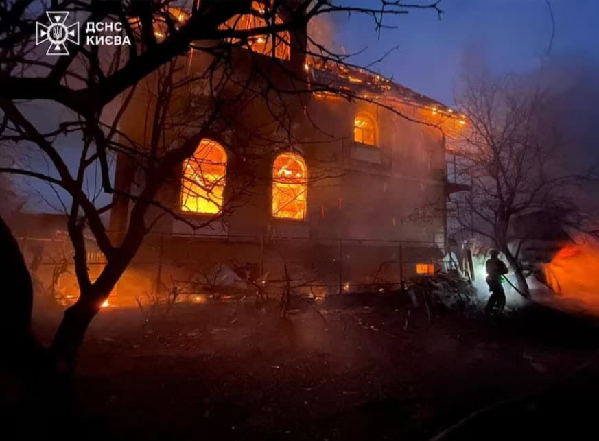 Kievul, sub bombardament masiv înainte de întâlnirea Trump-Zelenski – Ce a mai rămas de agreat: Controlul în Donbas și asupra centralei nucleare Zaporojie / SUA oferă garanții de securitate pe 15 ani – Zelenski vrea mai mult și armistițiu de 60 de zile pentru referendum