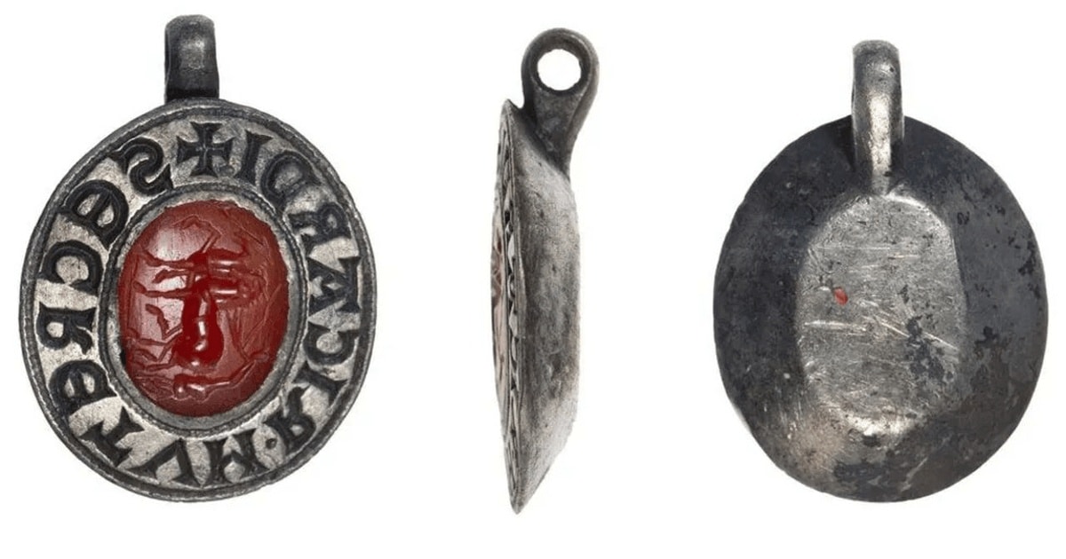 Sigiliu medieval cu piatră romană, descoperit cu un detector de metale