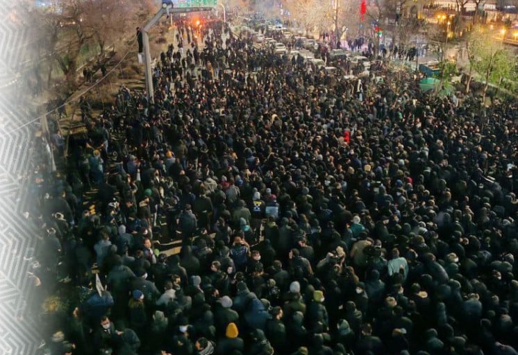 VIDEO / Nouă zi de proteste în Iran – Fiul ultimului șah face apel la mobilizare generală – Regimul de la Teheran a tăiat internetul