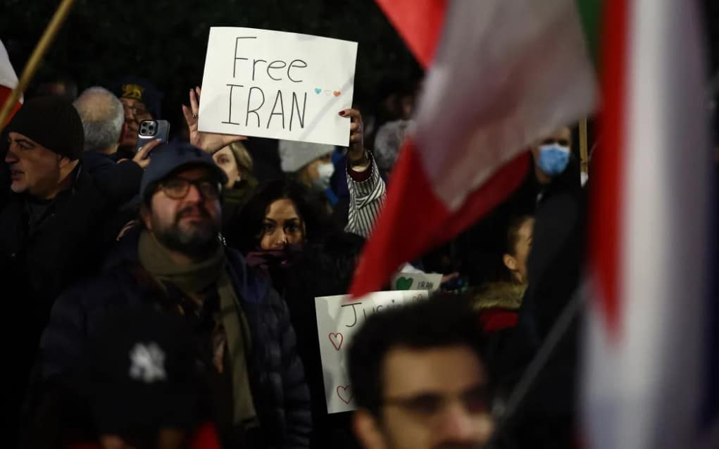 Video / Protestele și represiunea regimului se intensifică în Iran. Internetul rămâne tăiat, fiul șahului își anunță intenția de a se întoarce în țară, Trump amenință cu atacuri