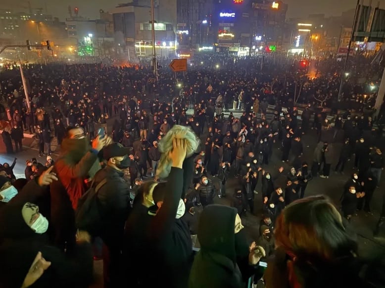 Video / Protestele din Iran intră în a 3-a săptămână. Forțele de ordine trag cu muniție de război în protestatari, spitalele sunt copleșite / Israelul e în alertă pentru o intervenție a SUA – Trump a fost informat despre opțiuni de lovituri militare