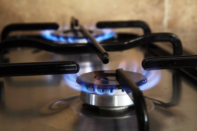 Analiză: Prețul plătit de gospodării pentru gaze a ajuns sub nivelul prețului plafonat – Un expert în energie spune că situația de criză a trecut, iar prețurilor pot fi inflamate prin incertitudine