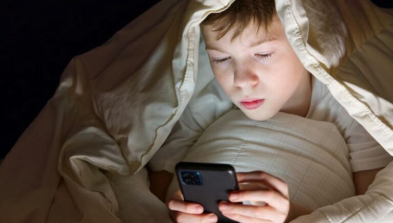 Peste 22.000 de copii şi adolescenţi din România, înregistraţi cu tulburări mintale – INSP avertizează asupra legăturii, confirmate, dintre consumul digital excesiv și sănătatea mintală