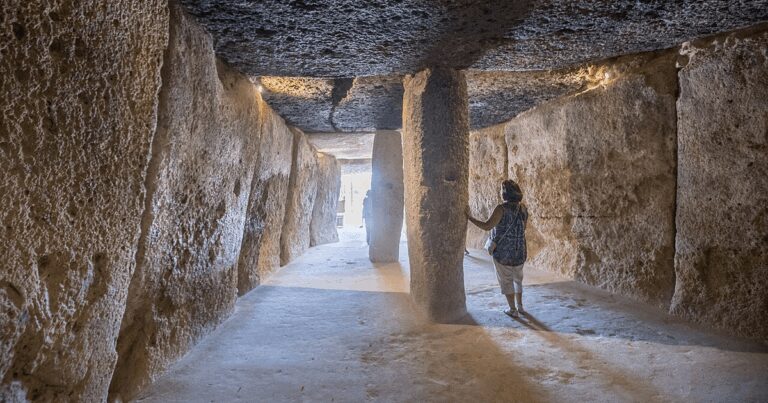 Morminte medievale, descoperite în interiorul unui monument funerar neolitic