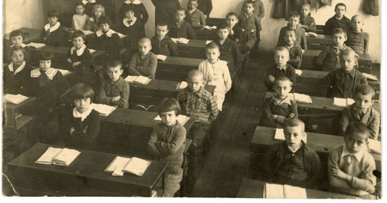 Istoria unei fotografii: Clasă de elevi dintr-o școală brașoveană din anul 1935