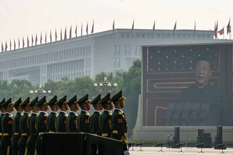 Epurare la cel mai înalt nivel în China: Doi generali de top au fost arestați – unul e acuzat că ar fi dezvăluit secrete nucleare către SUA. Zvonuri despre un puci militar eșuat