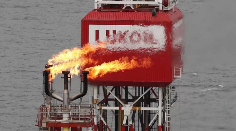 Compania rusă Lukoil a acceptat să își vândă activele internaționale, inclusiv din România, către grupul american Carlyle