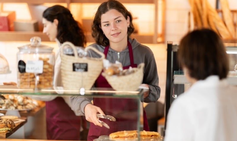 Tinerii care lucrează în timpul studiilor formale: Rata în România, de 10 ori mai mică decât media UE. Cum stau celelalte state