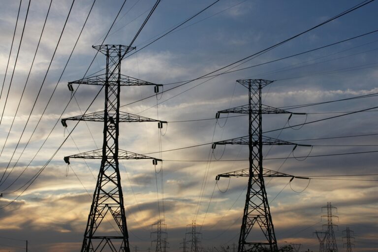 Ponderea costului energiei în mai multe sectoare ale economiei. Asociația Energia Inteligentă: Nu există relansare economică cu energie scumpă