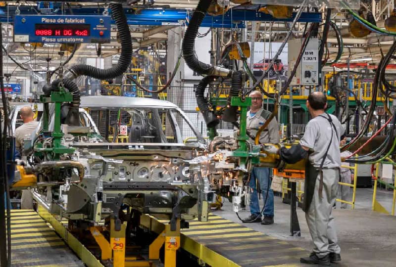 Producția auto din România începe 2026 pe scădere: recul la Dacia, creștere la Ford. Continuă tranziția către producția de electrice și hibride